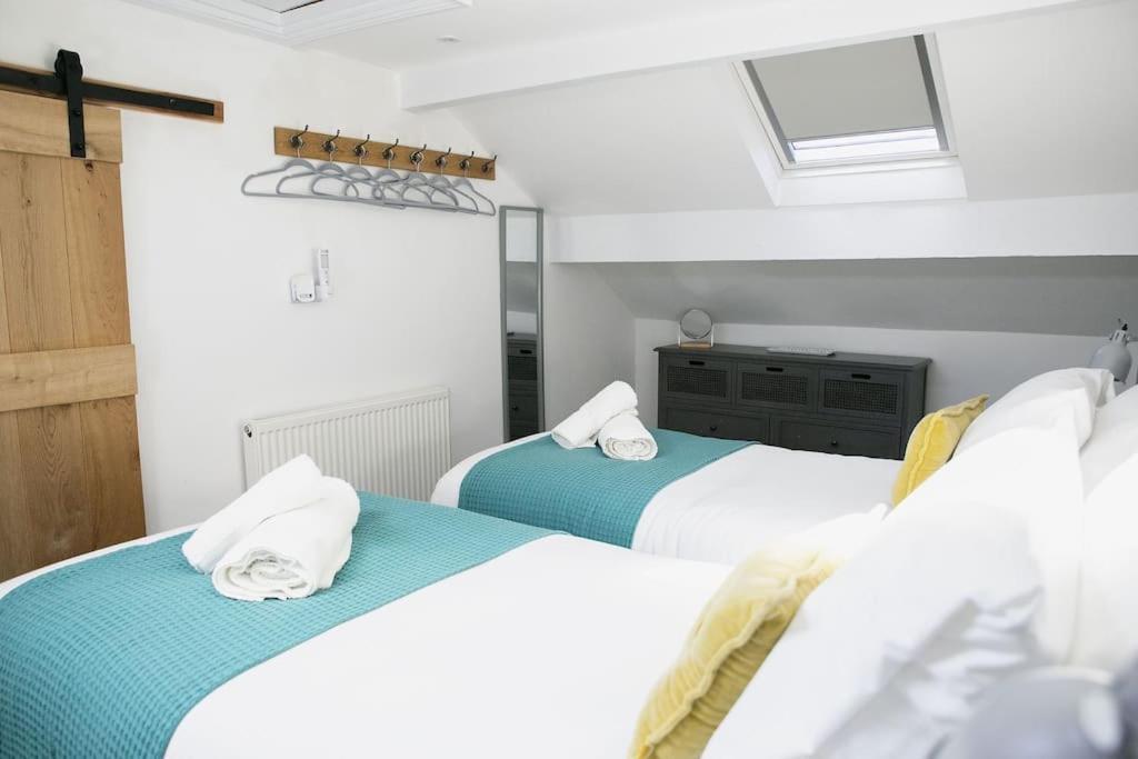 White Deluxe 2 Bedroom