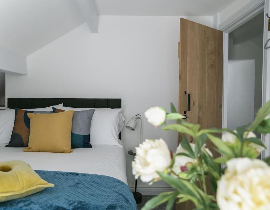 White Deluxe 2 Bedroom Apartment *