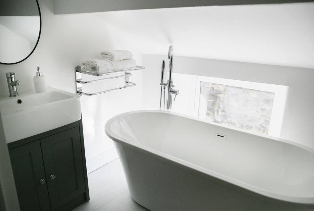 White Deluxe 2 Bedroom Apartment *